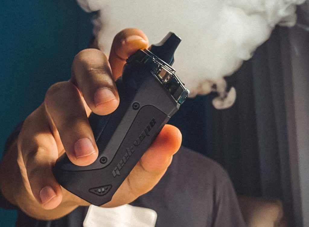 how to charge a geek vape