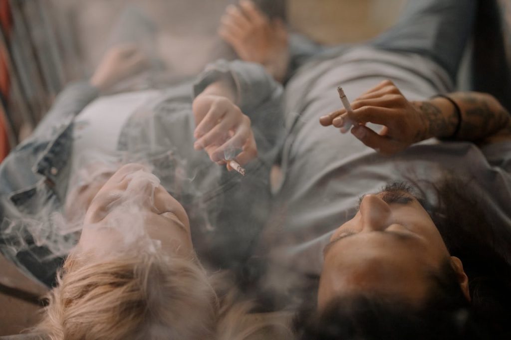 How People Smoke Cigars vs Cigarettes